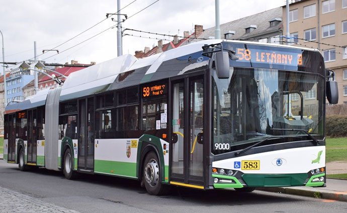 Praha testuje kloubový bateriový trolejbus Škoda 27 Tr