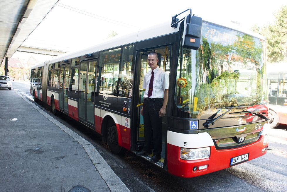 Úřad pro ochranu hospodářské soutěže zahájil správní řízení s Dopravním podnikem hlavního města Prahy kvůli zakázce na dodávku 300 autobusů.