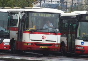 Úřad pro ochranu hospodářské soutěže zahájil správní řízení s Dopravním podnikem hlavního města Prahy kvůli zakázce na dodávku 300 autobusů.