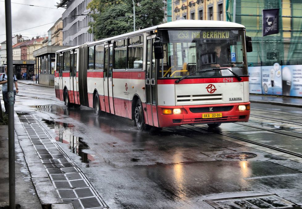 Budou v Praze všechny autobusové zastávky na znamení? Podle náměstka primátora Adama Scheinherra by se tak mohlo stát již v průběhu letošního léta. (ilustrační foto)