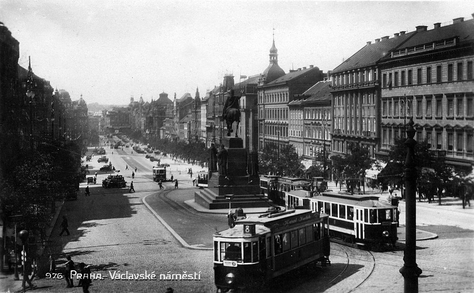 Václavské náměstí v roce 1929. Přeložení kolejí do středu náměstí na zvýšené těleso proběhlo v letech 1927 (většina náměstí) a 1928 (křižovatka u Muzea nad sochou sv. Václava).