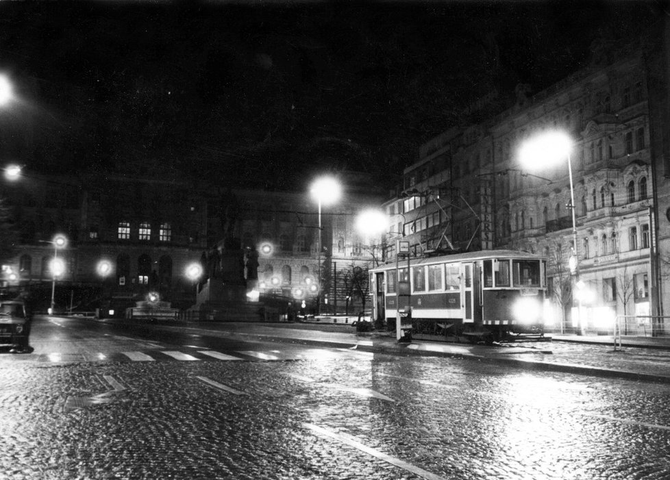 Úplně poslední tramvaj (sněhový pluh) na Václavském náměstí 13. prosince 1980