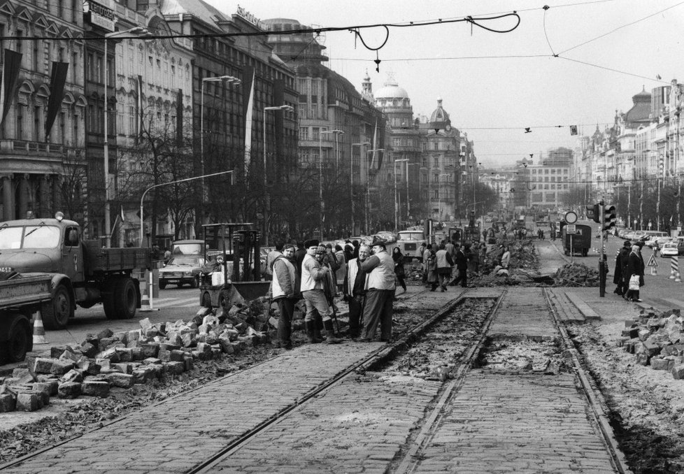 Likvidace tratě na náměstí na jaře v roce 1980