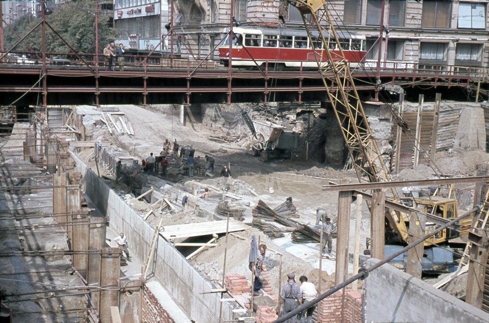 Stavba podchodu pod křižovatkou s Vodičkovou a Jindřišskou ulicí v srpnu 1967.