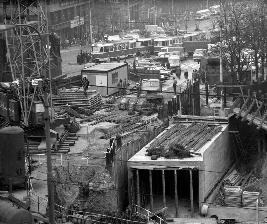 Stavba podchodu u budoucí stanice metra Muzeum v listopadu 1972