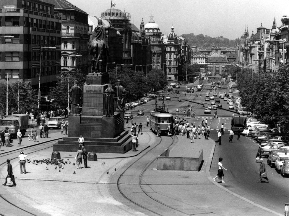 Václavské náměstí v roce 1976. V pozadí probíhá výstavba stanice metra Můstek.