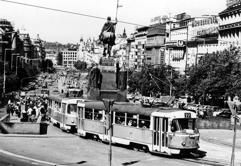 Václavské náměstí v posledních letech tramvajového provozu po otevření tratě metra A v roce 1978