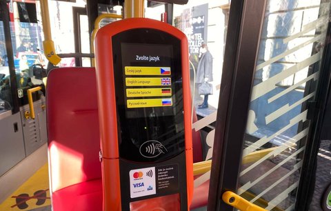 Pasažéři pražské MHD se dočkali: Jízdenky lze koupit kartou už i v autobusech