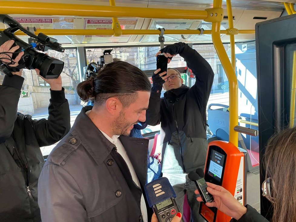 Uvedení bezhotovostních jízdenkových terminálů do provozu v pražských autobusech