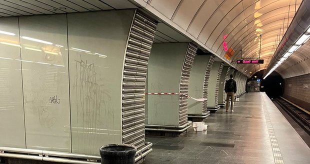 Kbelíky zachytávající prosakující vodu ve stanici metra Karlovo náměstí.