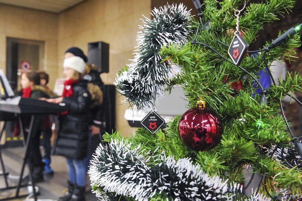 Nalaďte se v metru také o Vánocích. Čtvrtý ročník série vánočních koncertů se uskuteční ve čtvrtek 17. prosince 2015 v pěti stanicích pražského metra.