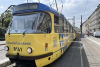 Ukrajinská tramvaj v Praze: Vydělává peníze na pomoc Ukrajině a vozí cestující