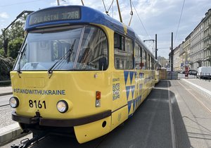 Tramvaj v ukrajinských barvách v Praze