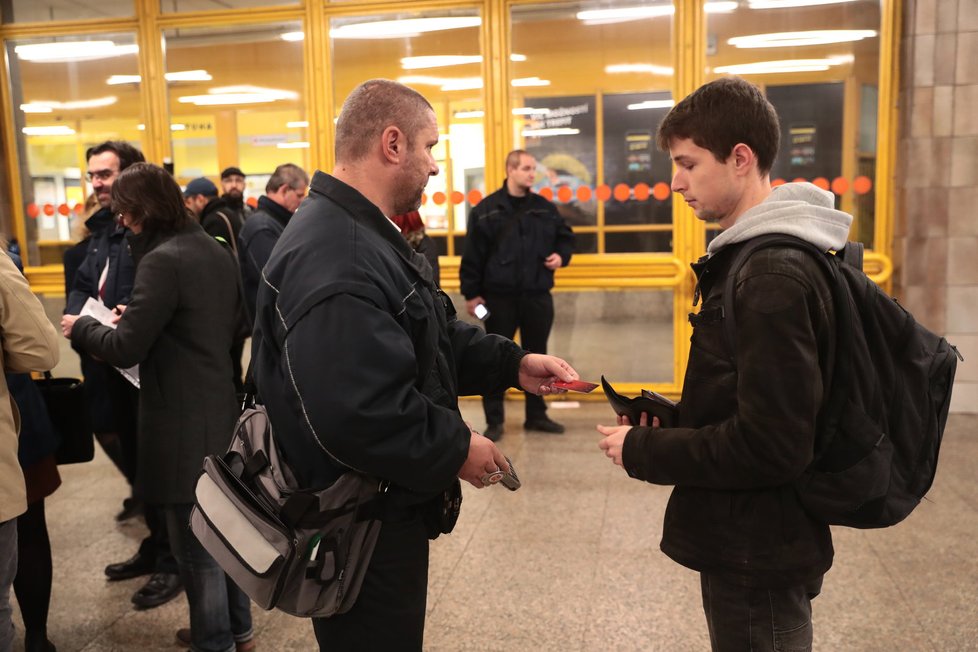 Revizoři učí cestující, že za jízdu MHD se musí platit. Na Florenci kontrolovali cestující ve velkém.