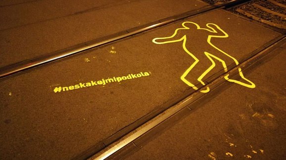 Na riziko střetu tramvaje s chodcem upozorňuje kampaň „Neskákej mi pod kola“