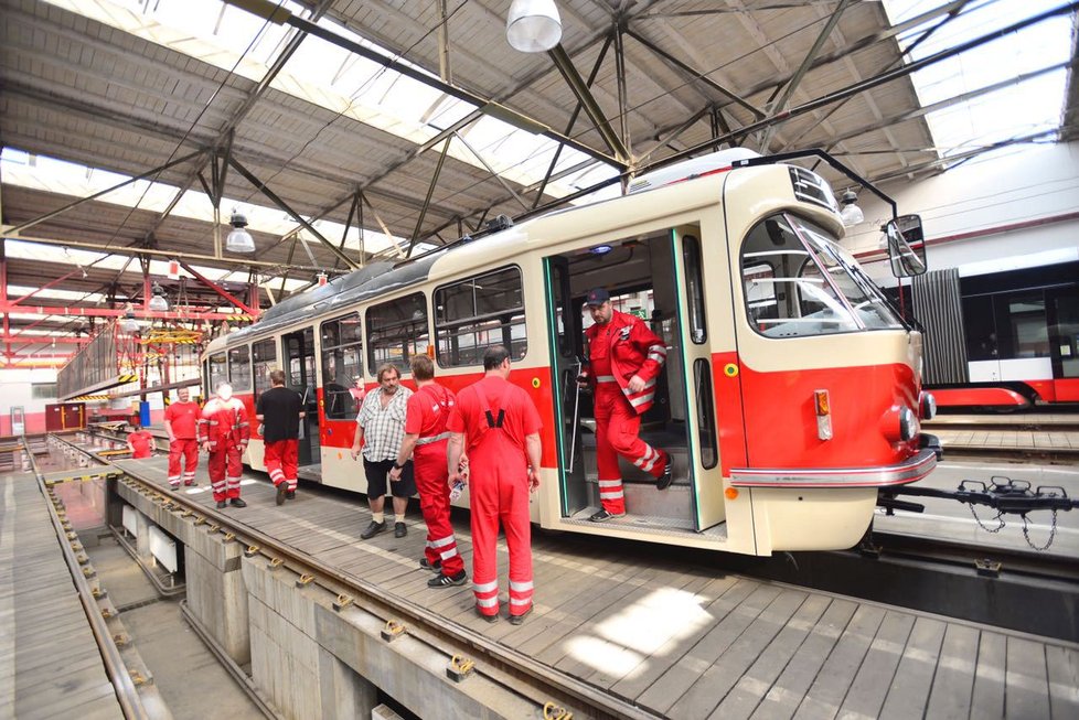 Tramvaj T3 přivezli do Prahy.