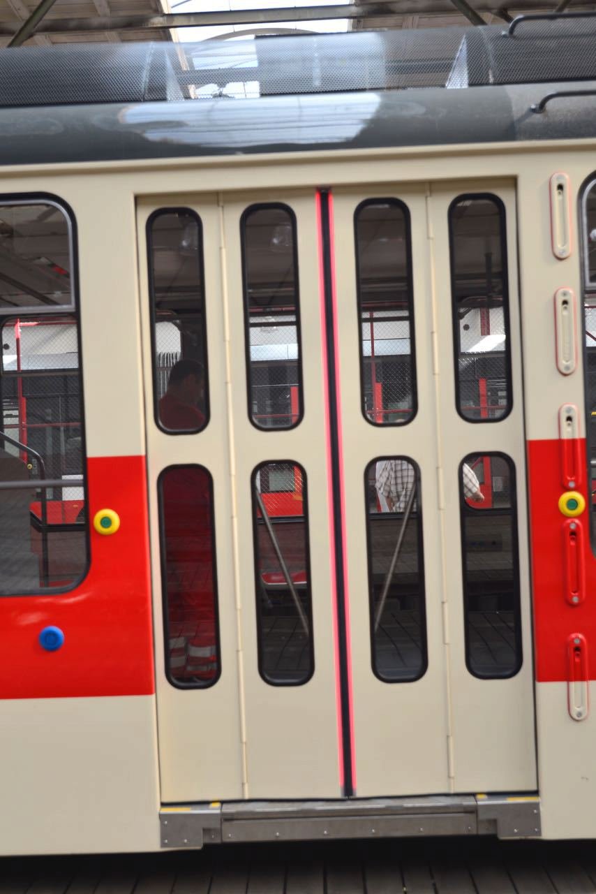 Tramvaj má na dveřích LED lišty pro větší bezpečnost cestujících, jako jediná v Praze.