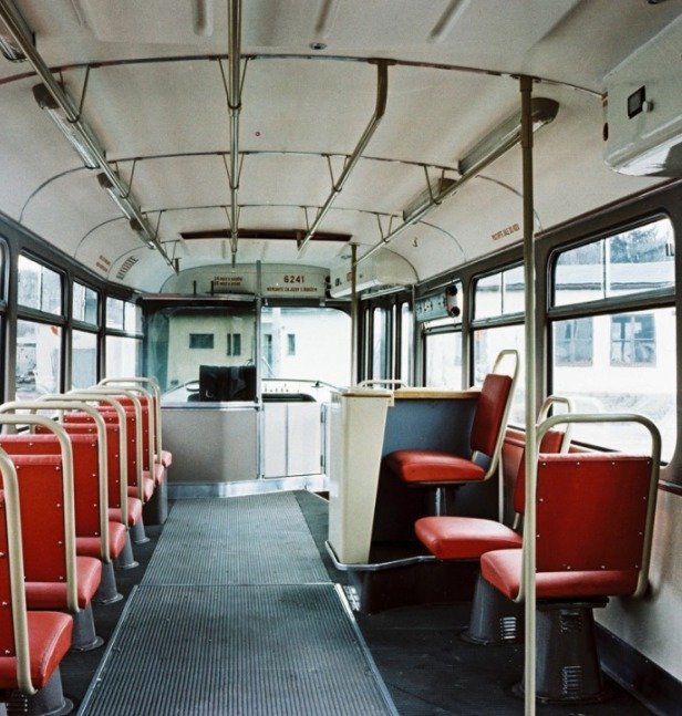 Původně interiér T3 vypadal takhle. V roce 1964 pak vyměnili koženková sedadla za laminátová.