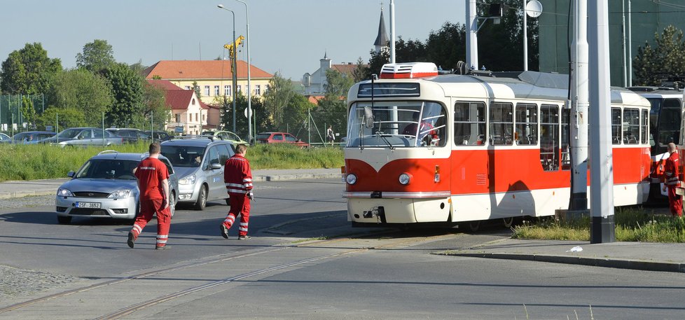 Tramvaj T3 přivezl vlak Českých drah z krnovských strojíren.