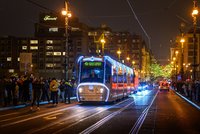 Vánoční flotila pražské MHD veze radost: Cestující mohou plnit přání dětem z dětských domovů