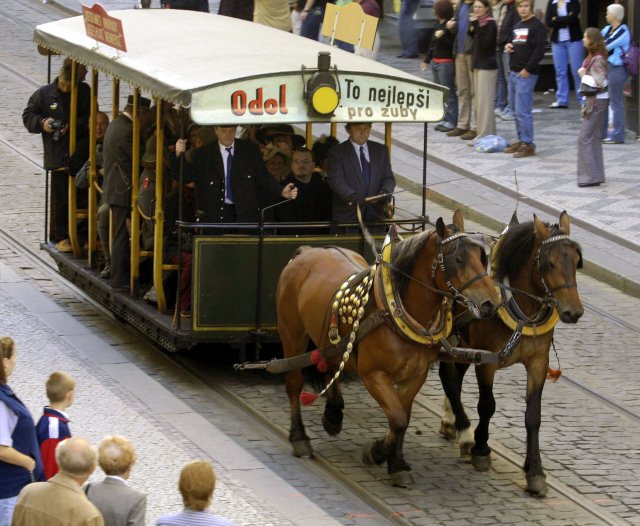 Legendární pražská koňka. Tramvaj tažená koňským povozem