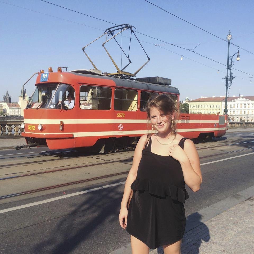 Mazací tramvaj se stala fenoménem internetu. Má svůj profil, lidé se s ní nadšeně fotí