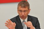 Ministr Drábek na odměnách rozdal skoro deset milionů korun