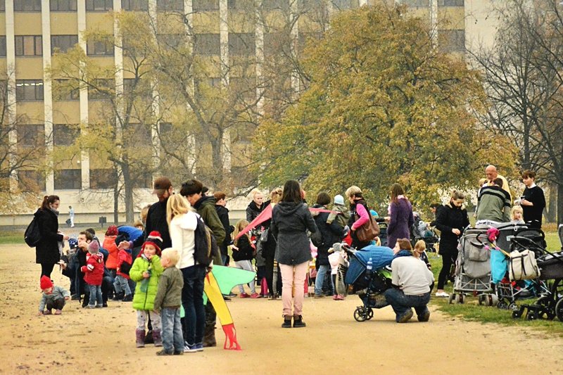 Drakiáda na Letné přilákala rodiny s dětmi. Ratolesti si více užívaly foukání bublin.