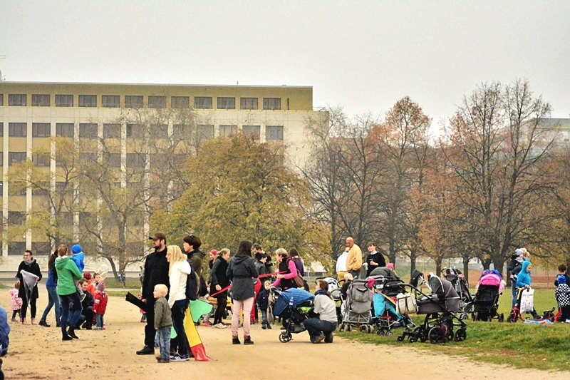 Drakiáda na Letné přilákala rodiny s dětmi. Ratolesti si více užívaly foukání bublin.