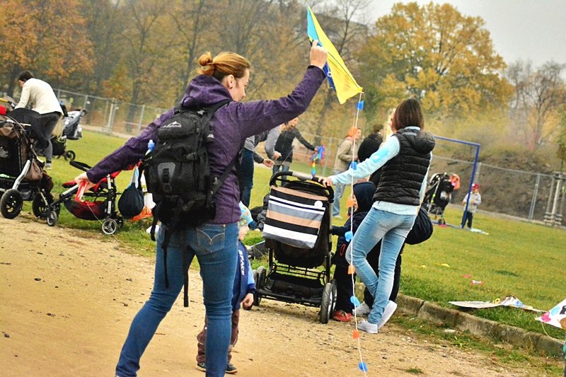 Drakiáda na Letné přilákala rodiny s dětmi. Ratolesti si více užívaly foukání bublin.