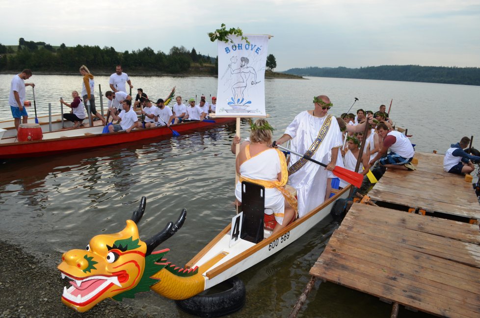 Závody dračích lodí na Slezské Hartě jsou prestižní akcí plnou sportu, recese i zábavy.