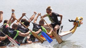 Rekordních 65 posádek se zúčastnilo 13. ročníku Pálavského festivalu dračích lodí na Mušovském jezeru.