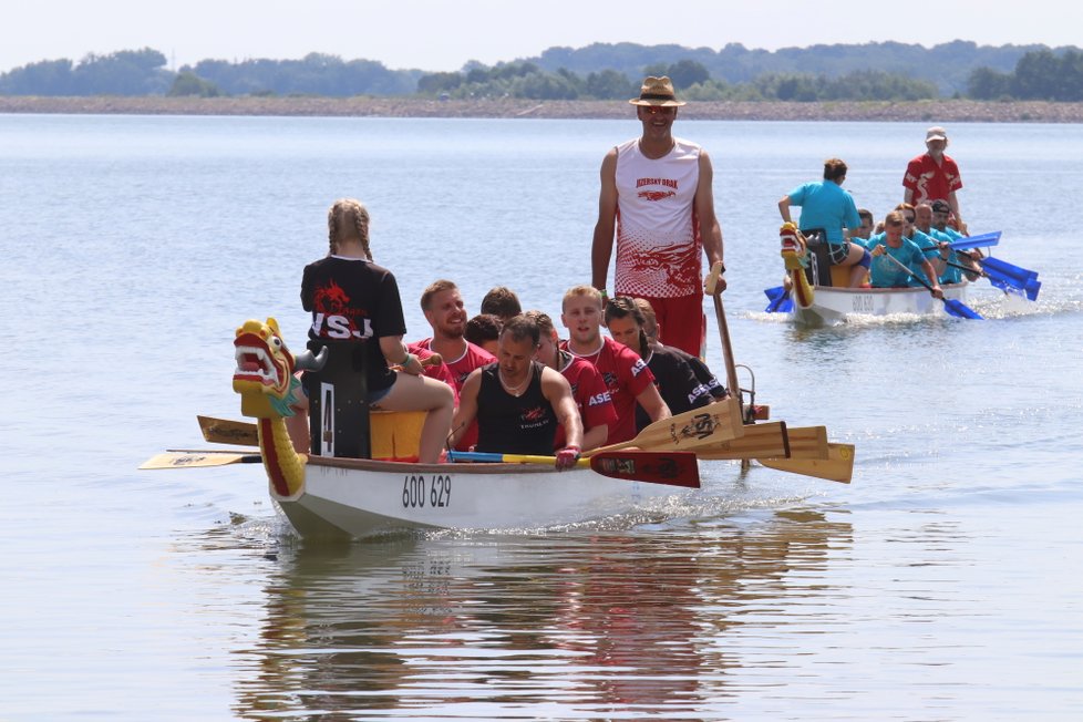 Rekordních 65 posádek se zúčastnilo 13. ročníku Pálavského festivalu dračích lodí na Mušovském jezeru.