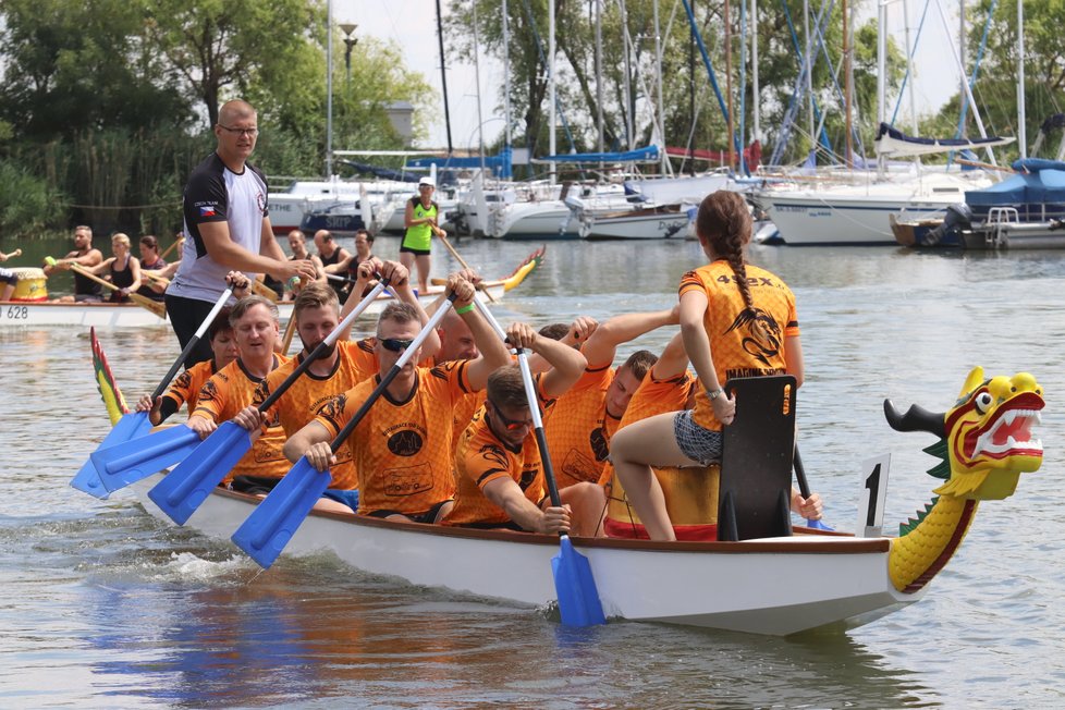 Rekordních 65 posádek se zúčastnilo 13. ročníku Pálavského festivalu dračích lodí na Mušovském jezeru.