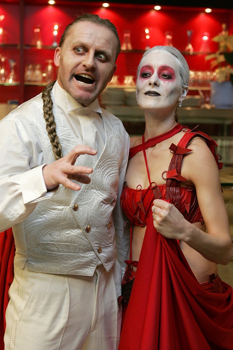 Dracula Pepa Vojtek a s přítelkyní Jovankou, která tančí krvinku