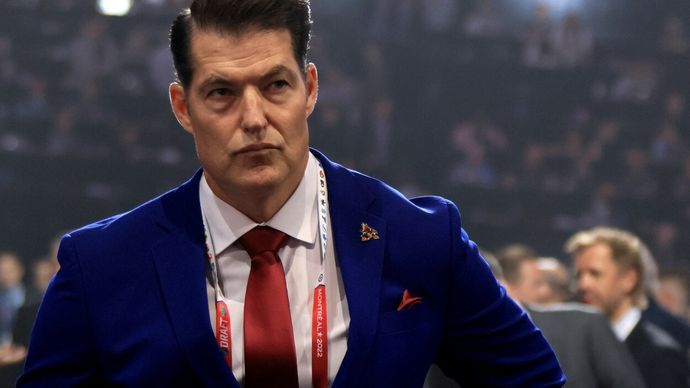 Generální manažer Bill Armstrong se postaral o největší překvapení letošního draftu. Zvolil si ruského beka Dmitrije Simaševa z 6. fleku a levé křídlo Daniila Buta ze 12. pozice.