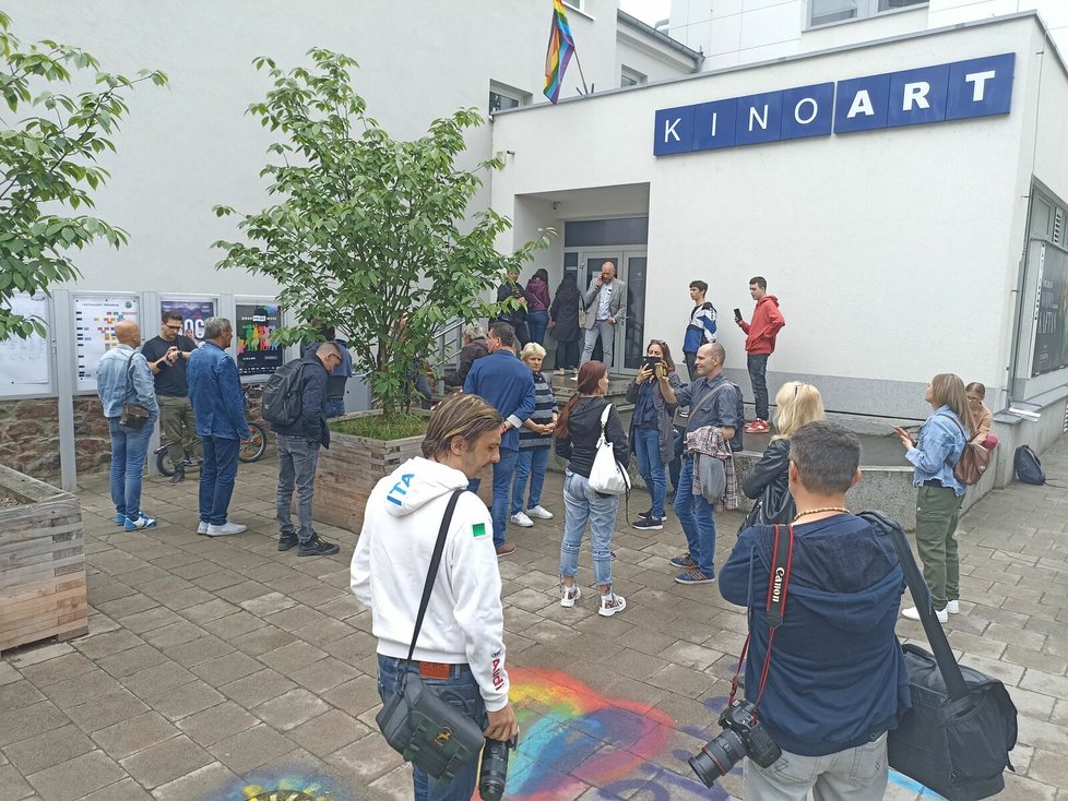 Pohádka o dvou tučňácích předčítaná na festivalu Pride Week v Brně drag queen vyvolala v protesty.