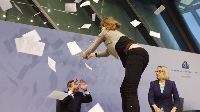 Draghi pod útokem aktivistky
