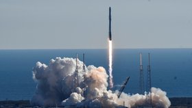 Vesmírná loď společnosti SpaceX dorazila k ISS, přivezla kosmonautům i vánoční dárky.