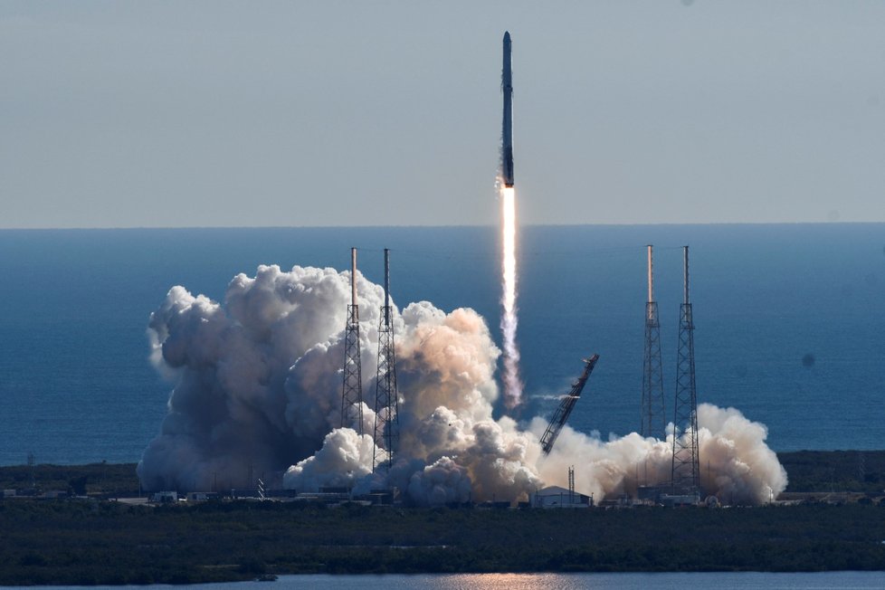 Vesmírná loď společnosti SpaceX dorazila k ISS, přivezla kosmonautům i vánoční dárky.