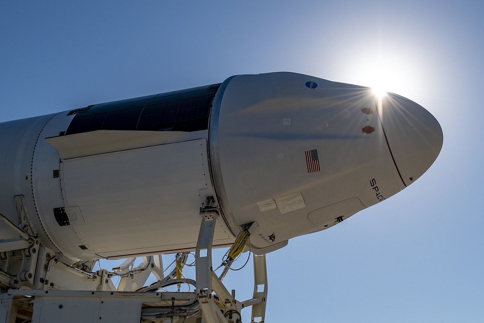 Na ISS dopravila přechodovou komoru loď Dragon od SpaceX. Komora se nacházela v&nbsp;tzv. trunku (válcová část na snímku vlevo)