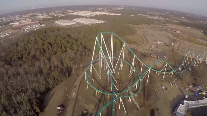 V americkém Carowindsu v Severní Karolíně tento týden testovali obří horskou dráhu Fury 325, která má být otevřena na jaře. 