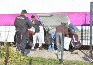 Příjezd prvních zadržených imigrantů do zařízení v Drahonicích, bývalé věznici na Lounsku
