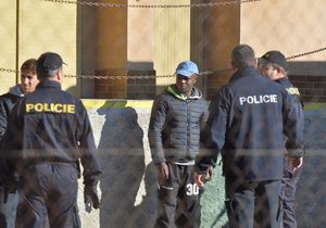 Pracovník ostrahy nosil drogy uprchlíkovi v detenčním zařízení v Drahonicích.