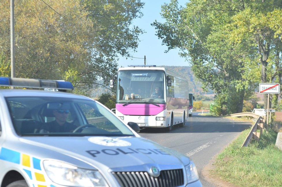 Příjezd prvních zadržených imigrantů do zařízení v Drahonicích, bývalé věznici na Lounsku