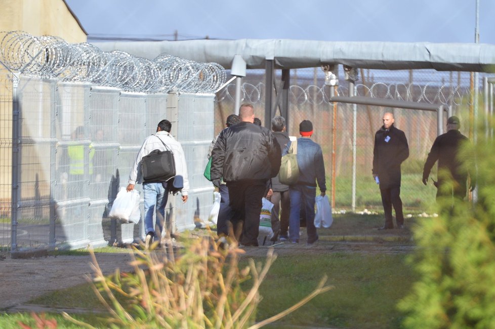 Příjezd prvních zadržených imigrantů do zařízení v Drahonicích, bývalé věznici na Lounsku. Nyní se bude zařízení zavírat.