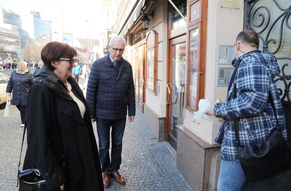 Jiří Drahoš přichází po prohraných volbách na poradu svého týmu. Během několika dní by měl říct, zda se bude dál v politice angažovat. Do kanceláře České produkční ho doprovází také manželka Eva Drahošová.