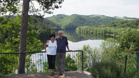 Jiří Drahoš s manželkou Evou na své chatě u Kamýku nad Vltavou