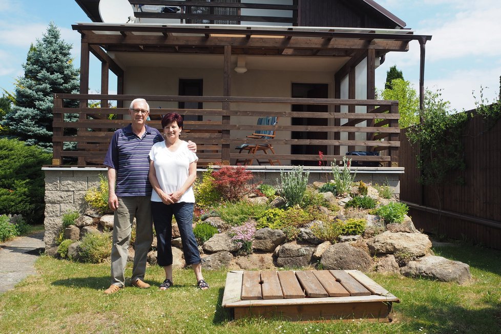 Jiří Drahoš s manželkou Evou na své chatě u Kamýku nad Vltavou