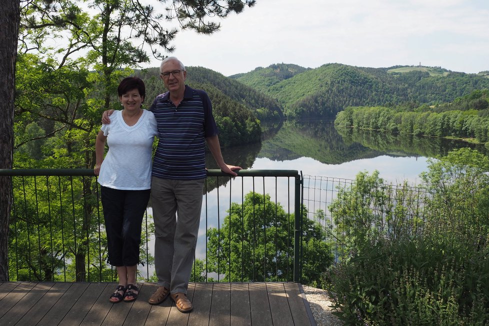 Jiří Drahoš s manželkou Evou na své chatě u Kamýku nad Vltavou